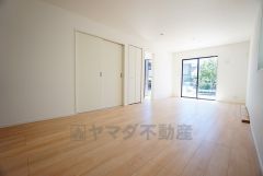 大きな窓のあるリビングは、陽光あふれる明るい空間です。居心地良く、ご家族皆がゆったり寛げる憩いの空間となりそうです。