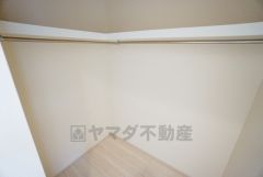 収納力豊富なウォークインクローゼット。洋服や小物などを1箇所にまとめて美しい収納を実現します。スーツケースのような大型の荷物も置けます＾＾