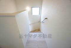 小さなお子様やご高齢の方でも安心できる、手すり付き階段。段差も低めで設定されており、安全性にも優れています。