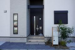 家の顔となる玄関扉がかっこいいと、たくさんの人を招き入れたくなりますね＾＾ 奥まって設置されており、雨にも濡れにくくなっています。