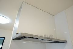 お手入れが簡単なスリム型レンジフードです。調理により発生する油煙や臭いを吸い込み、屋外へ排気してくれます。