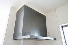 お手入れが簡単なスリム型レンジフードです。調理により発生する油煙や臭いを吸い込み、屋外へ排気してくれます。