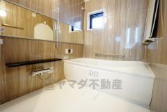 バスルームの洗い場の床材は水はけの良い素材を採用。カビが生えにくい設計になっております。