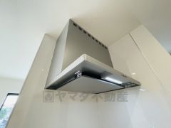 調理により発生する油煙や臭いを吸い込み、屋外へ排気してくれます。