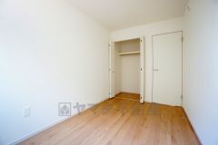 暖かい日差しが差し込む洋室。たっぷり収納できるクローゼット付きでお部屋の中をすっきりと快適に保てます。