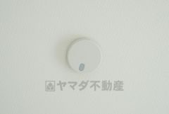 火災発生をいち早く知らせてくれる火災報知器は標準装備です。