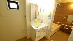 三面鏡つき洗面台。鏡裏にたっぷりとした収納スペースがあります。鏡を閉めてしまえば小物は見えないため、スッキリとした印象の洗面台にできます。