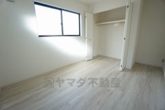 同仕様写真。住む人のこだわりを活かす洋室。日当たりがよく、寝室としての利用もおすすめ。広めのクローゼットには荷物をすっきり片付けられ、ゆとりのある暮らしが出来ます＾＾