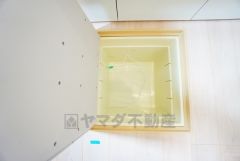 キッチンにある床下収納は、居住スペースを減らさずに買い置きの調味料や非常食などを保管することができます。