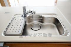 広々としたステンレスシンクには、洗剤やスポンジを収納出来るラック付き。広さも確保しているので、大きなお鍋も洗いやすいです。