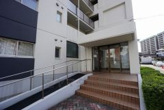 ベビーカーや車椅子に配慮されたスロープが設置されています。