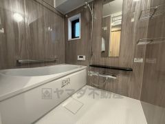 1日の疲れを癒すくつろぎのバスルーム。足を伸ばしてもゆったりと入れるサイズです。お子様と一緒にお風呂に入っても狭くないですね＾＾