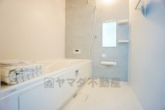 1日の疲れを癒すくつろぎのバスルーム。足を伸ばしてもゆったりと入れるサイズです。お子様と一緒にお風呂に入っても狭くないですね^^