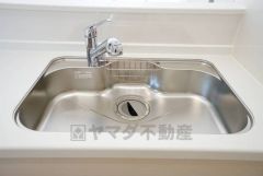 色も形もキレイなシンクは、広さも確保しているので、大きめの鍋も簡単に洗えます。