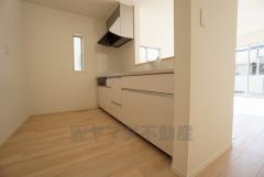 同仕様写真。対面式カウンターキッチンからはお子様の様子が見守れます。ダイニングへの配膳や調理の時便利なカウンター付き。