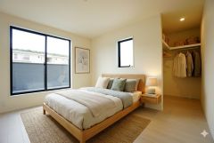 家具はイメージです。寛ぎの時間を紡ぎだす主寝室は、大型ベッドを置いても余裕の広さを確保しています。