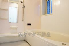 1日の疲れを癒すくつろぎのバスルーム。窓付きで換気も十分にできます。