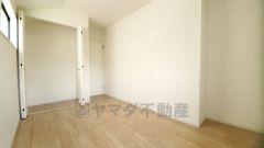 住む人のこだわりを活かす洋室。日当たりがよく、寝室としての利用もおすすめ。広めのクローゼットには荷物をすっきり片付けられ、ゆとりのある暮らしが出来ます＾＾