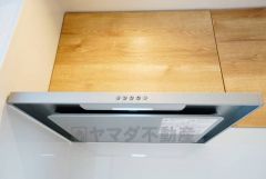 お手入れが簡単なスリム型レンジフードです。調理により発生する油煙や臭いを吸い込み、屋外へ排気してくれます。