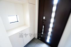 たっぷり収納できるシューズボックスです。家族全員の靴がきれいに整頓できます。棚の上にお花や写真を飾っても良いですね。