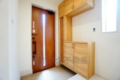 たっぷり収納できるシューズボックスです。家族全員の靴がきれいに整頓できます。棚の上にお花や写真を飾っても良いですね。