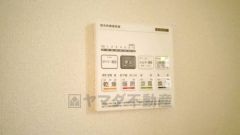 浴室暖房乾燥機付き。天候に左右されず、いつでも好きなときに洗濯物を干せるので、仕事や家事で忙しい方に重宝します。