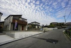 大きな車でも駐車しやすいため、車のサイズを気にせず好きな車に乗れます。駐車スペースも3台確保、来客時にも便利＾＾