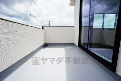 同仕様写真。南側に面した大型のバルコニーは日当たり良好です。お洗濯物も気持ちよく干せそうです。日光浴をしたり、星を眺めたりも良いですね^^
