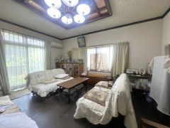 2面採光を確保した明るい室内は、風通しも良く、大変居心地の良い空間となっております。机、ＴＶを置いてもゆとりのある広さです。