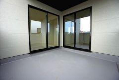 広々としたバルコニー。 天気のいい日にはお布団もまとめて干せそうですね＾＾ 陽当たり、風通し良好です＾＾