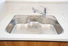広々とした凸型シンクに洗剤ポケットを標準装備。大きなお鍋など洗いやすいです。