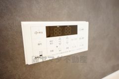 湯量・湯温の設定、そして保温までワンタッチのフルオートバス。便利な追い炊き機能付きです。