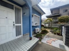 落ち着きと温かみを感じる玄関アプローチ。 ブルーの外壁と白い玄関ドアのコントラストが映え、個性ある外観を演出しています。