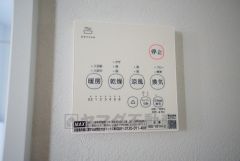 雨の日の洗濯も安心できる浴室暖房乾燥機付き浴室。リモコンで操作もボタン1つで簡単。