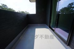 陽当たりの良いバルコニーです。お洗濯やお布団干しはもちろん、日光浴スペースにも。足元は防水工事施工済です。