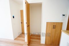 物が散らかりやすいリビングに収納スペースを確保。書類や雑貨をひとまとめにできまるため、お部屋をすっきりさせることが出来ます。