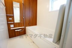 1日の疲れを癒すくつろぎのバスルーム。足を伸ばしてもゆったりと入れるサイズです。お子様と一緒にお風呂に入っても狭くないですね＾＾