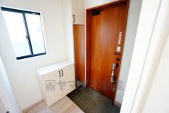 たっぷり収納できるシューズボックスです。家族全員の靴がきれいに整頓できます。棚の上にお花や写真を飾っても良いですね。