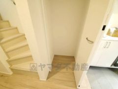 掃除機や扇風機などよく使う家電や日用品、備品などの収納に便利です。