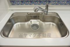 同仕様写真。広々とした凸型シンクに洗剤ポケットを標準装備。大きなお鍋など洗いやすいです。
