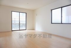 同仕様写真。大きな窓のあるリビングは、陽光あふれる明るい空間です。居心地良く、ご家族皆がゆったり寛げる憩いの空間となりそうです。