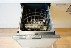 食事の後の手間を解消する食器洗い乾燥機付。冬場の洗い物で手荒れの悩みもなくなります。