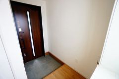 採光も考えられた明るい玄関です。たっぷり収納できるシューズボックス付きなので、家族全員の靴がきれいに整頓できます。