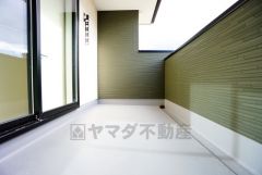 陽当たりの良いバルコニーです。お洗濯やお布団干しはもちろん、日光浴スペースにも。足元は防水工事施工済です。