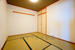 リビングからの続き間として和室をご用意しました。普段はリビングとつなげて開放的なスペースとして、来客時には客間としてお使いいただけます。