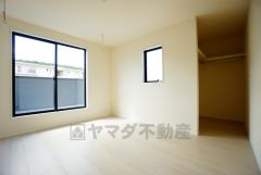 寛ぎの時間を紡ぎだす主寝室は、大型ベッドを置いても余裕の広さを確保しています。