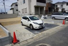 現地（2025年5月5日）撮影。駐車スペースはゆとりある2台分を確保。マイカー用に、お客さま用に、余裕を持ってご利用いただけます。