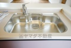 広々としたステンレスシンクには、洗剤やスポンジを収納出来るラック付き。広さも確保しているので、大きなお鍋も洗いやすいです。