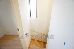 小さなお子様やご高齢の方でも安心できる、手すり付き階段。段差も低めで設定されており、安全性にも優れています。