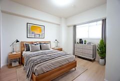 家具はイメージです。主寝室としてお使いいただけそうなこちらのお部屋は、日当たりが良く、爽やかな風を感じて起きる朝は、快適生活の始まりに。